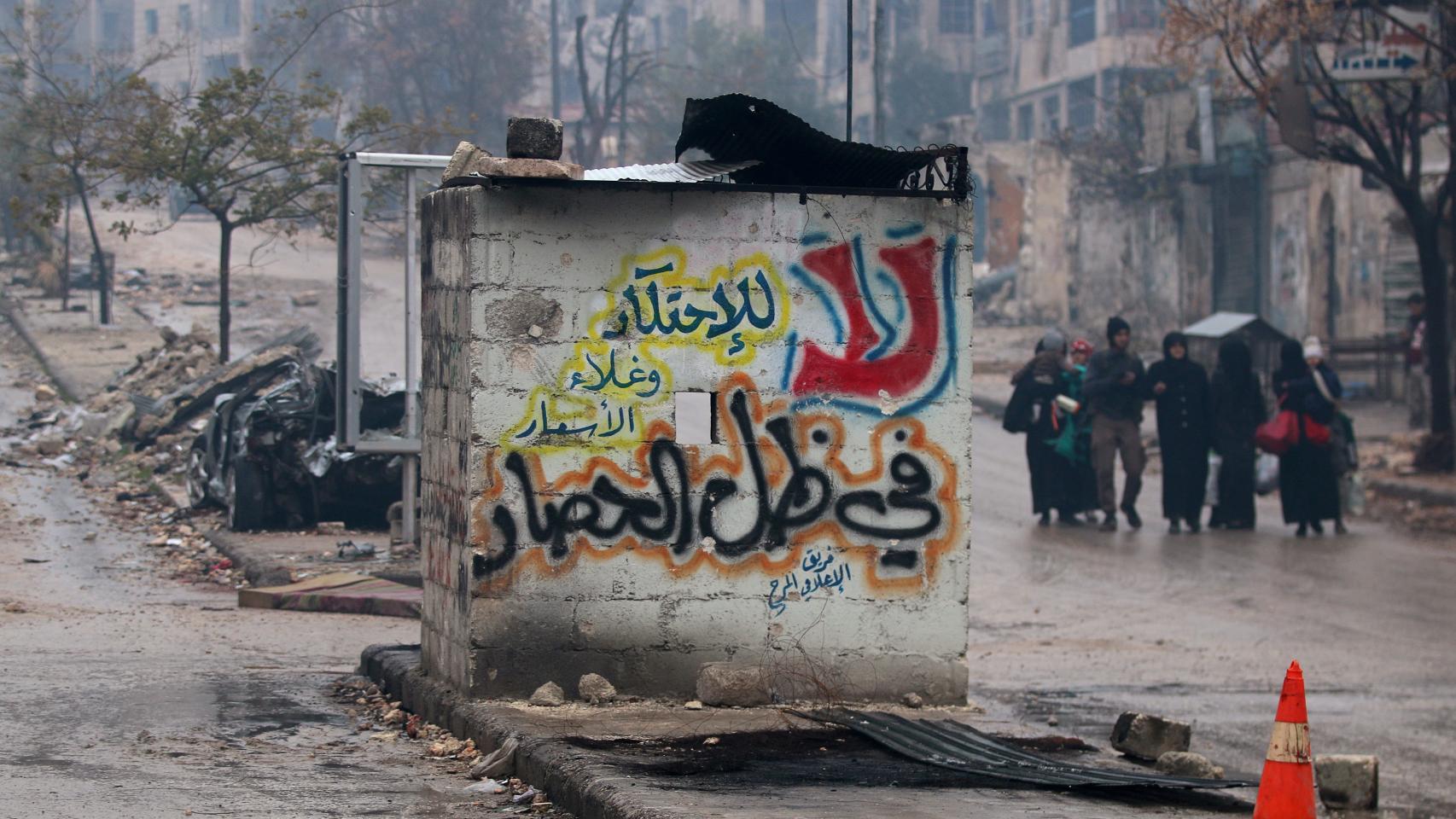 Un grupo de personas escapan de una de las zonas asediadas en Alepo.
