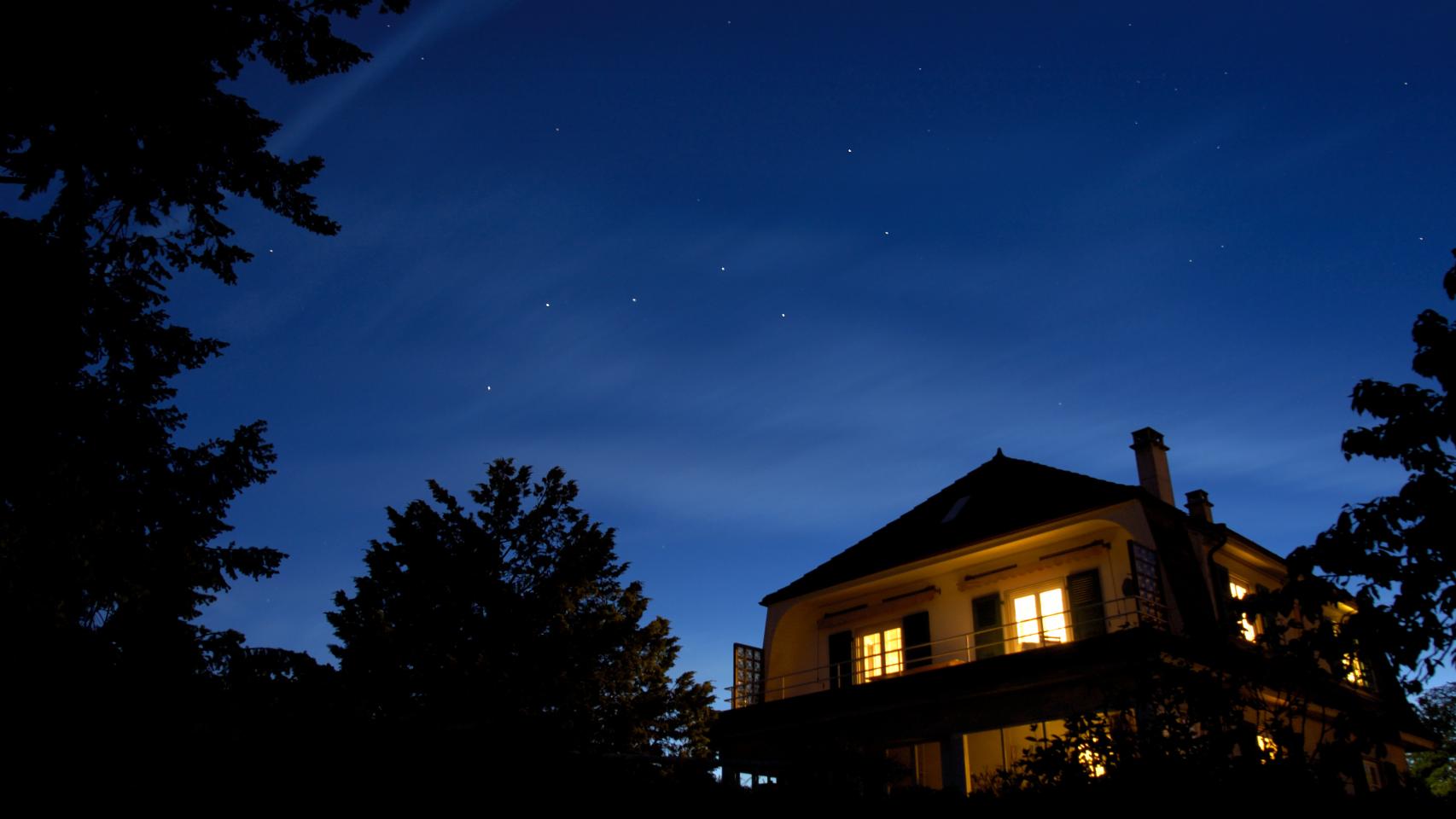 Simular presencia en casa durante las vacaciones es una opción que permite Nexo.