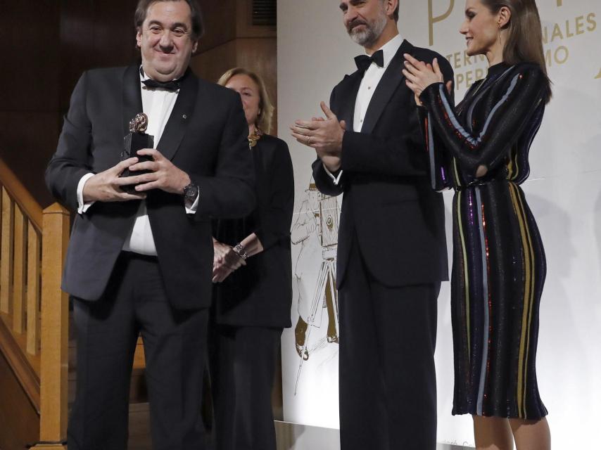 Los reyes entregan los premios a los galardonados.