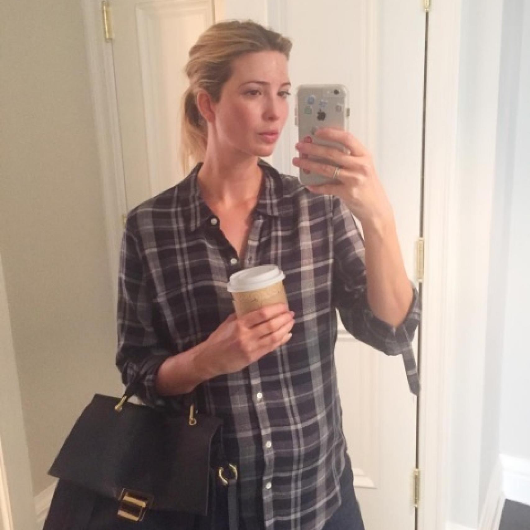 Ivanka se hace un selfie tomando un café.
