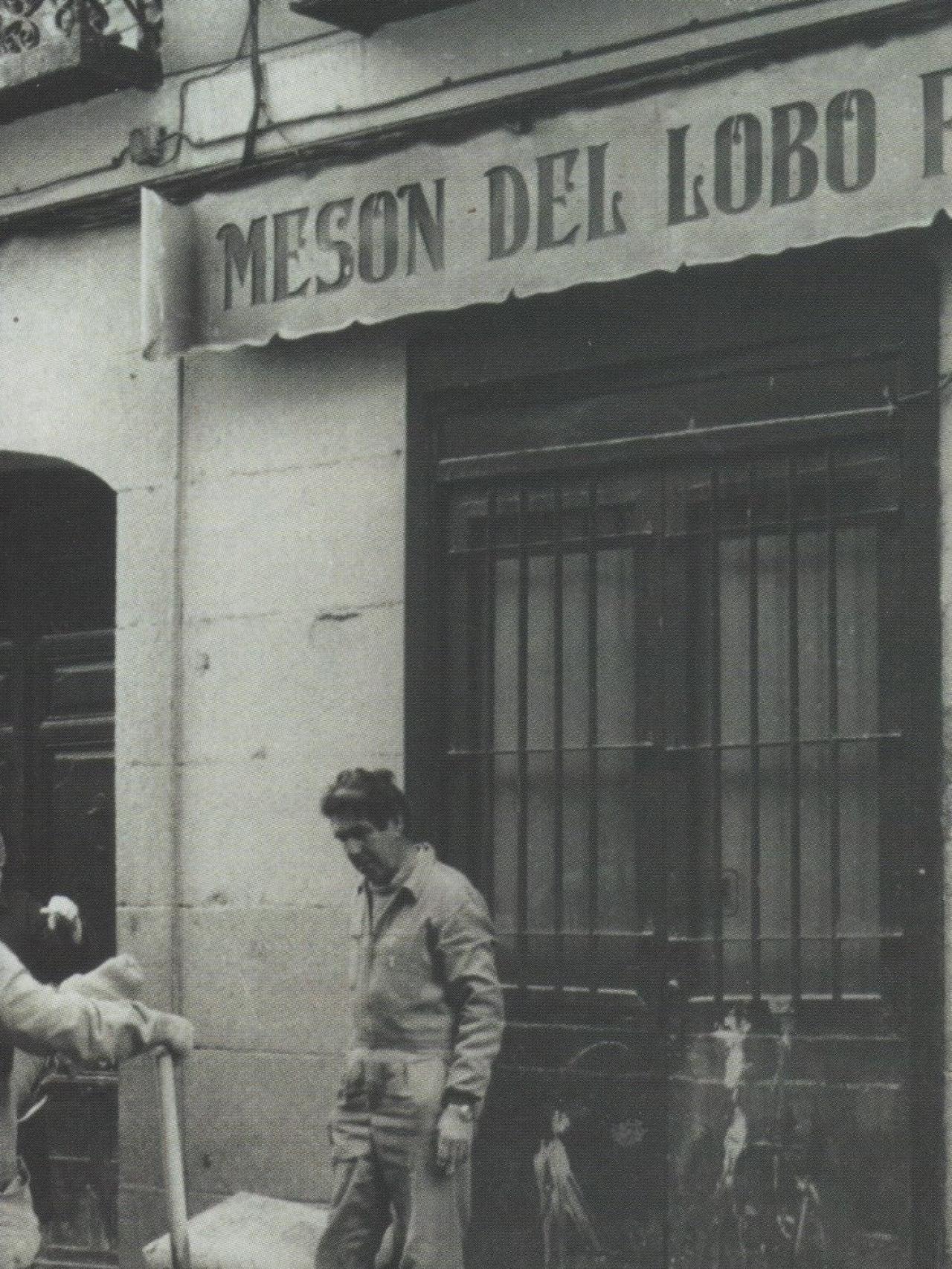 Los albañiles, dispuestos a realizar las obras de reforma. Al poco aparecerían los esqueletos.