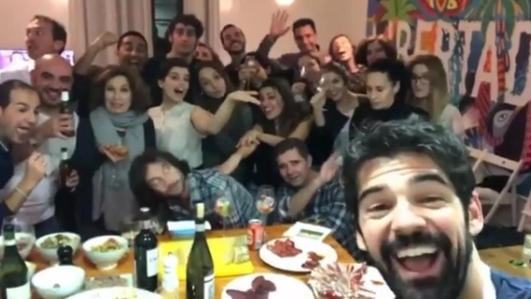 El actor reunió a sus amigos para disfrutar de la final del concurso culinario.