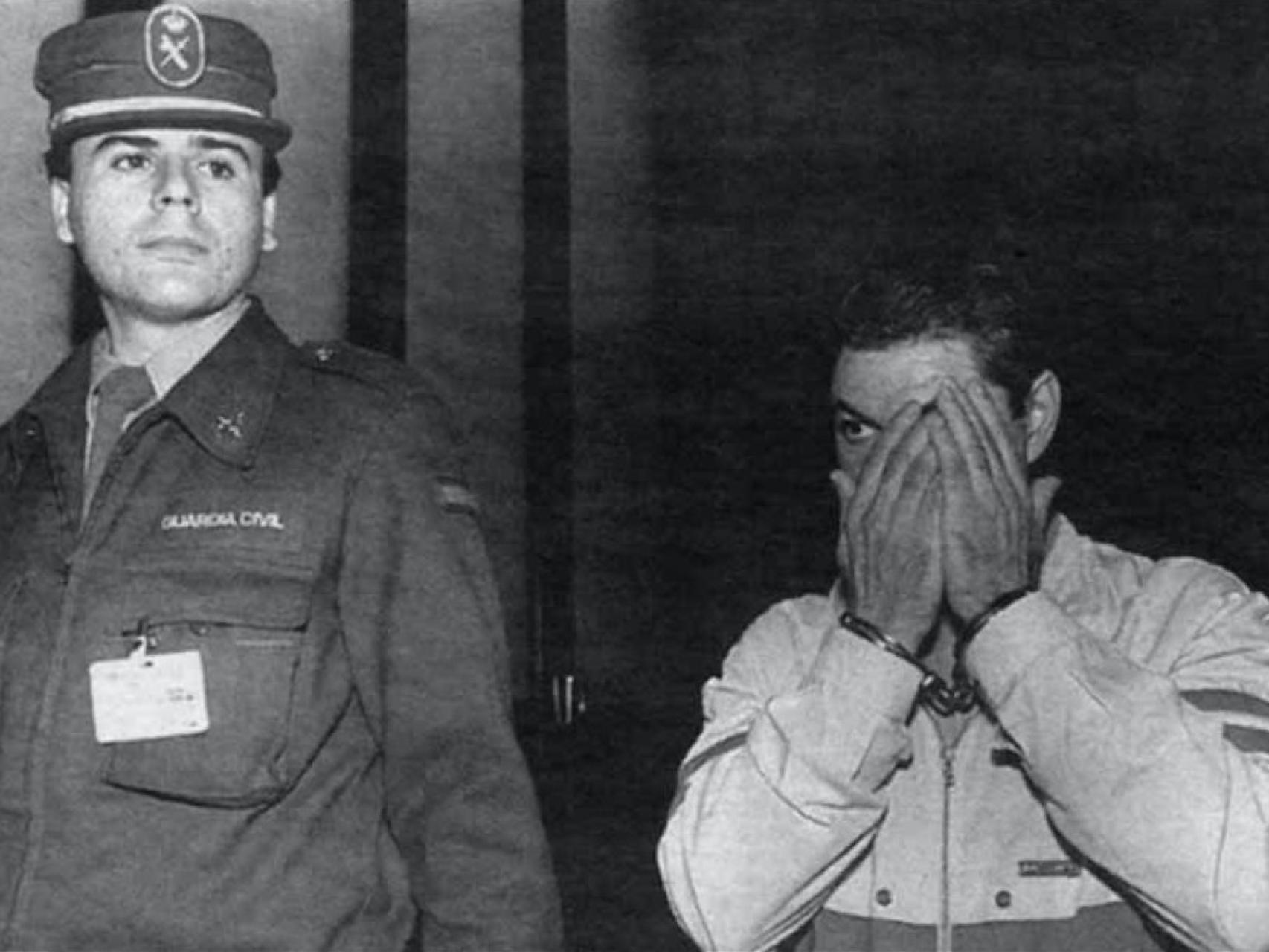 El criminal intenta taparse el rostro cuando es conducido al juzgado.
