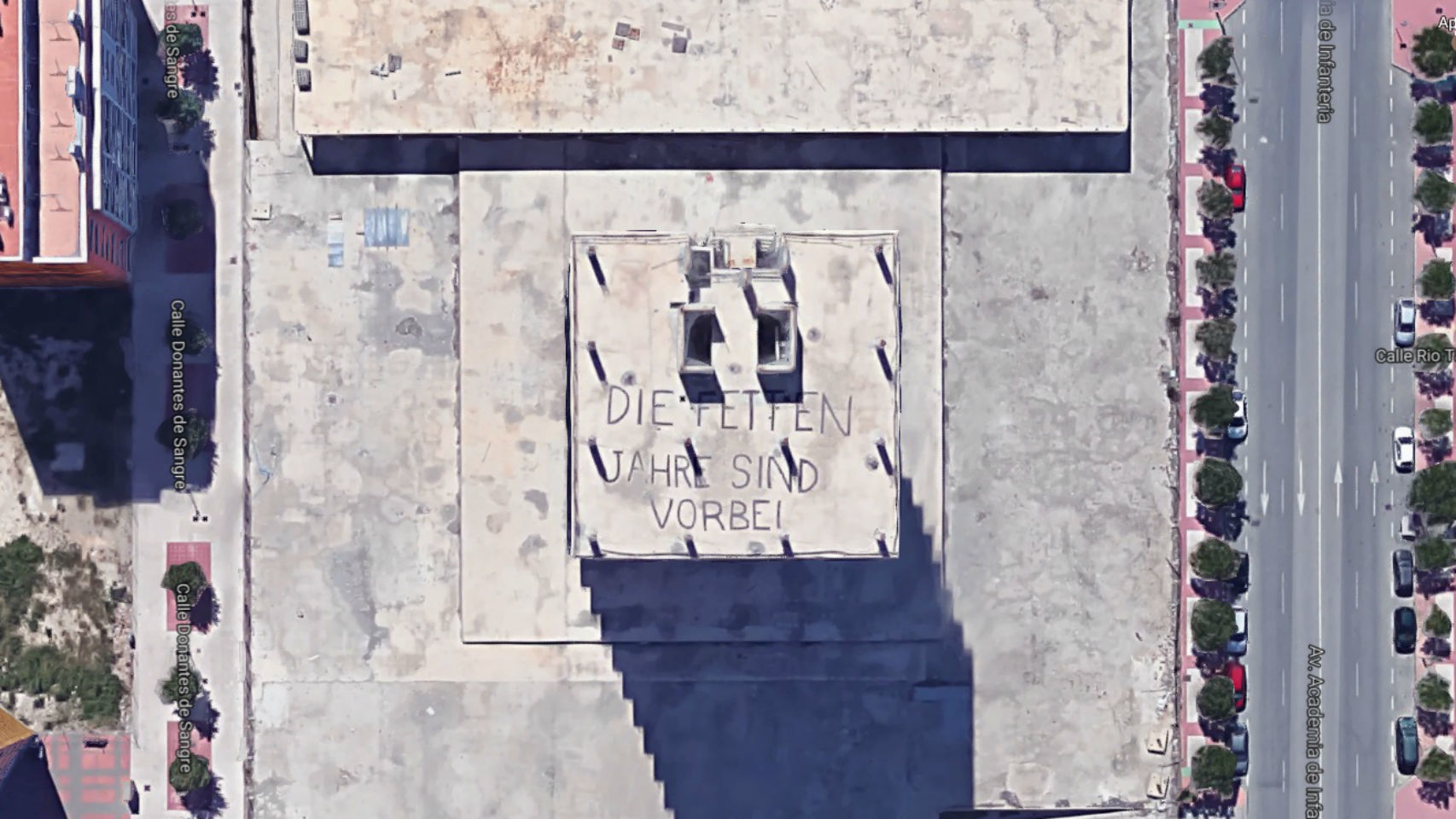 Vista de la pintada realizada en el forjado de la planta 13 del edificio Torre Norte.