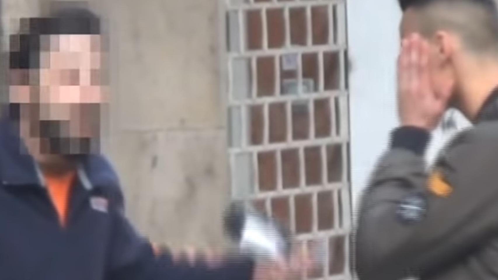 Momento después de llevarse la polémica bofetada...