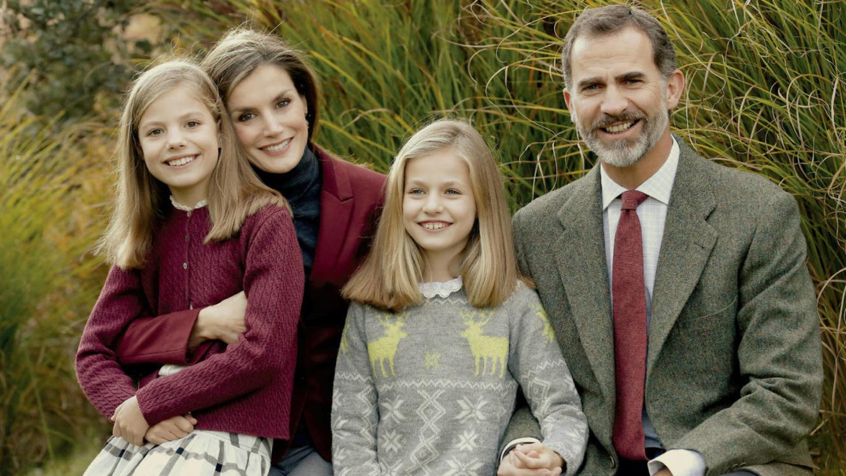 Felicitación oficial navideña de los reyes y sus hijas