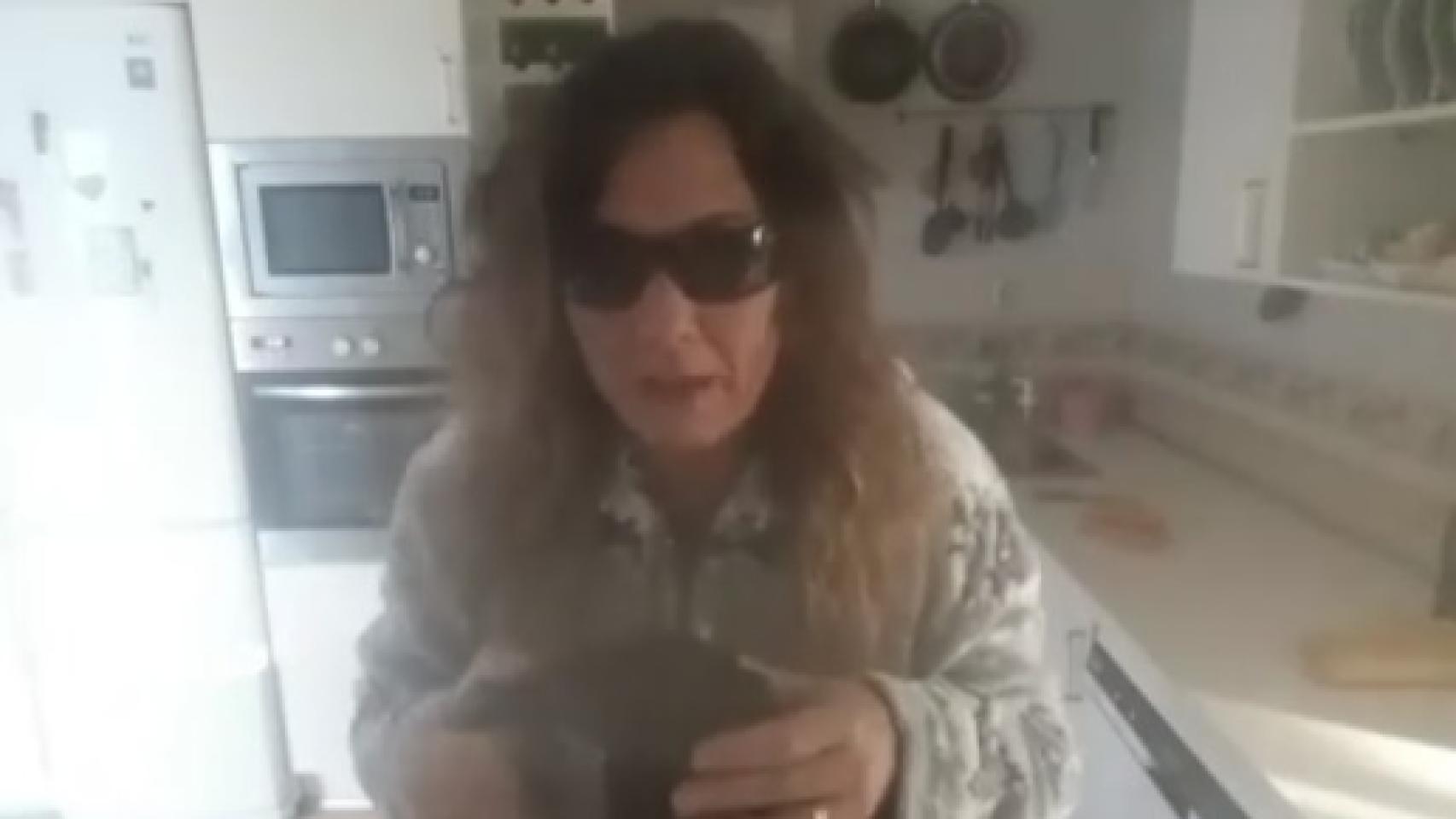 La actriz Txarini Urbano, cafetera en mano, en plena explicación.