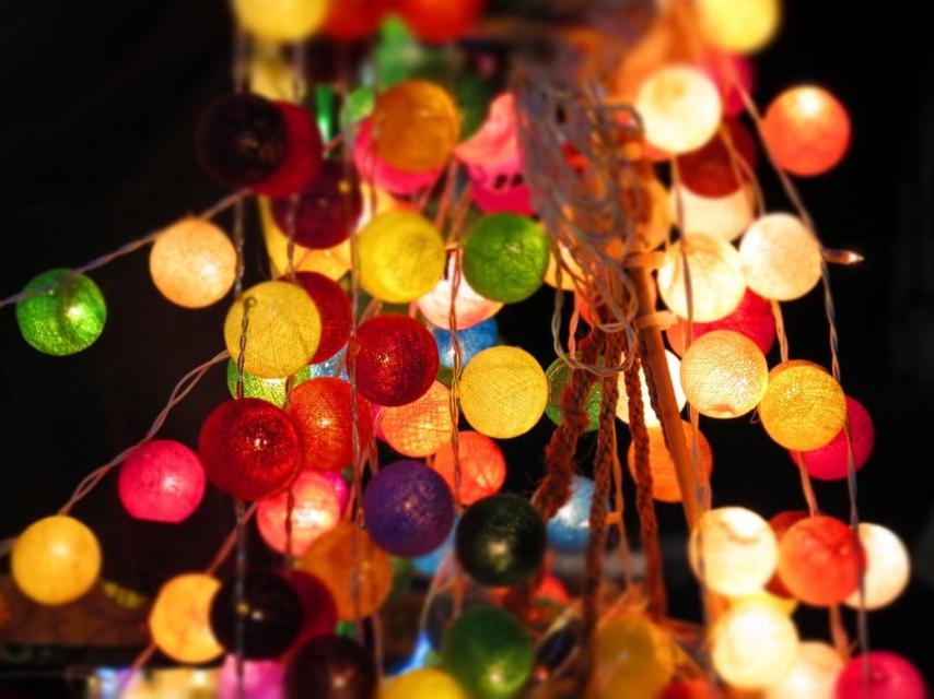 Algunos de los farolillos diseñados por el Ayuntamiento.