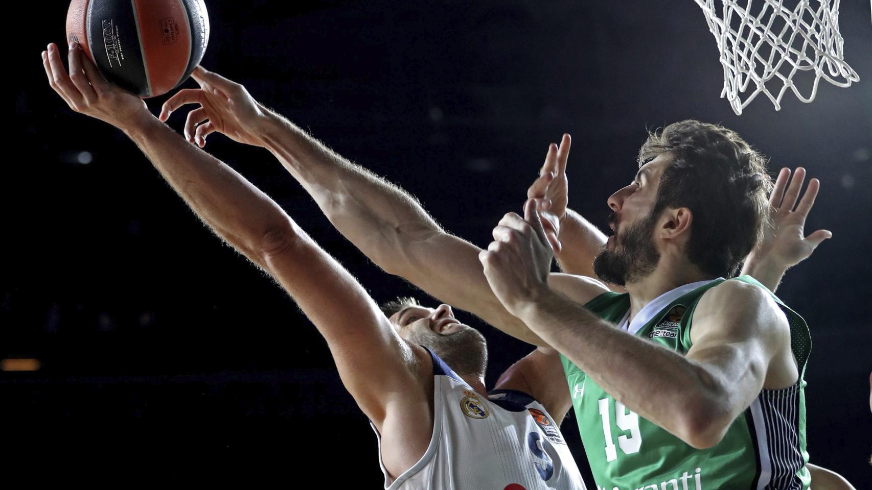 Felipe Reyes intenta anotar ante Furkan Aldemir.