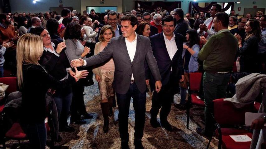 Rivera saluda a militantes de Ciudadanos en Valencia.