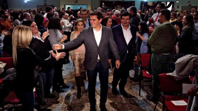 Rivera saluda a militantes de Ciudadanos en Valencia.