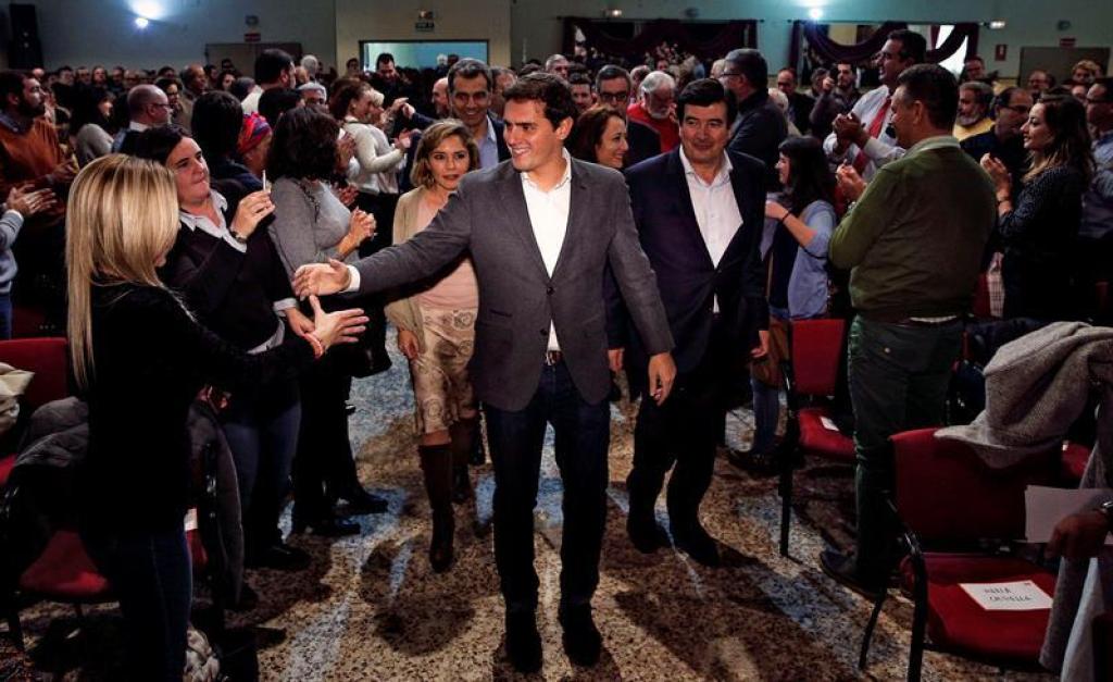 Rivera saluda a militantes de Ciudadanos en Valencia.