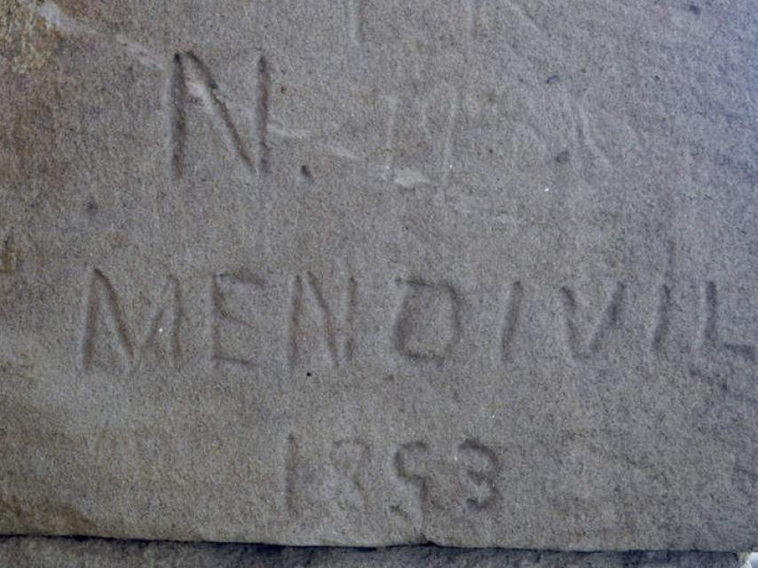 Firma del grafitero Nicomedes de Mendívil.