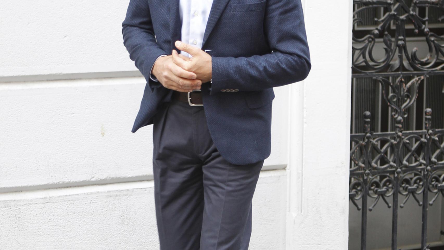 Ángel Villamor ha operado a numerosos rostros conocidos, entre ellos el rey emérito y Fonsi Nieto.