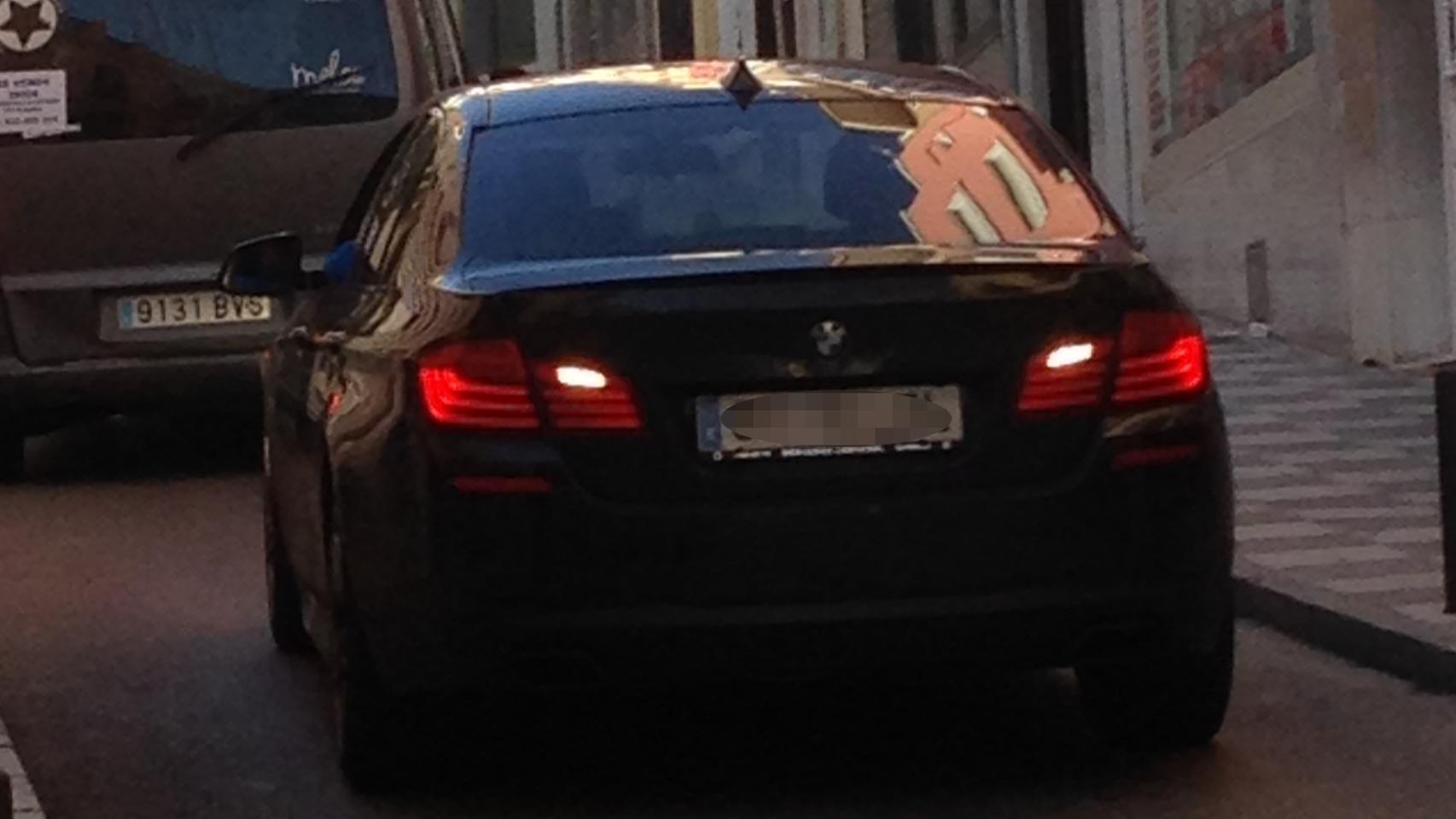 Miñanco, el Pablo Escobar español, conduce un BMW azul alquilado. Desde joven es un amante de los coches potentes y de alta gama. Llegó a tener decenas de vehículos, entre ellos un Ferrari Testarrosa.