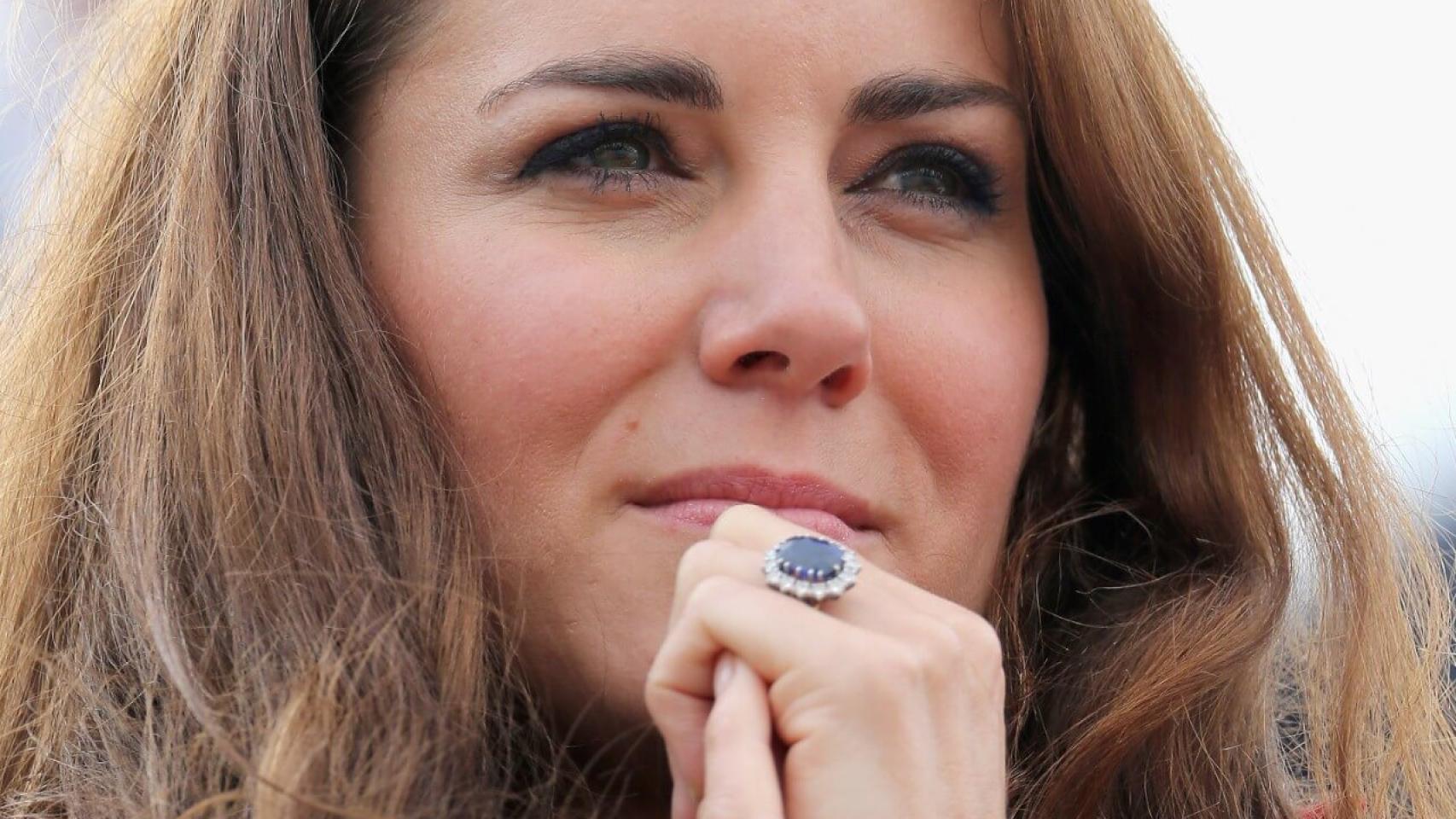 Anillo de la duquesa de Cambridge de zafiro y diamantes.