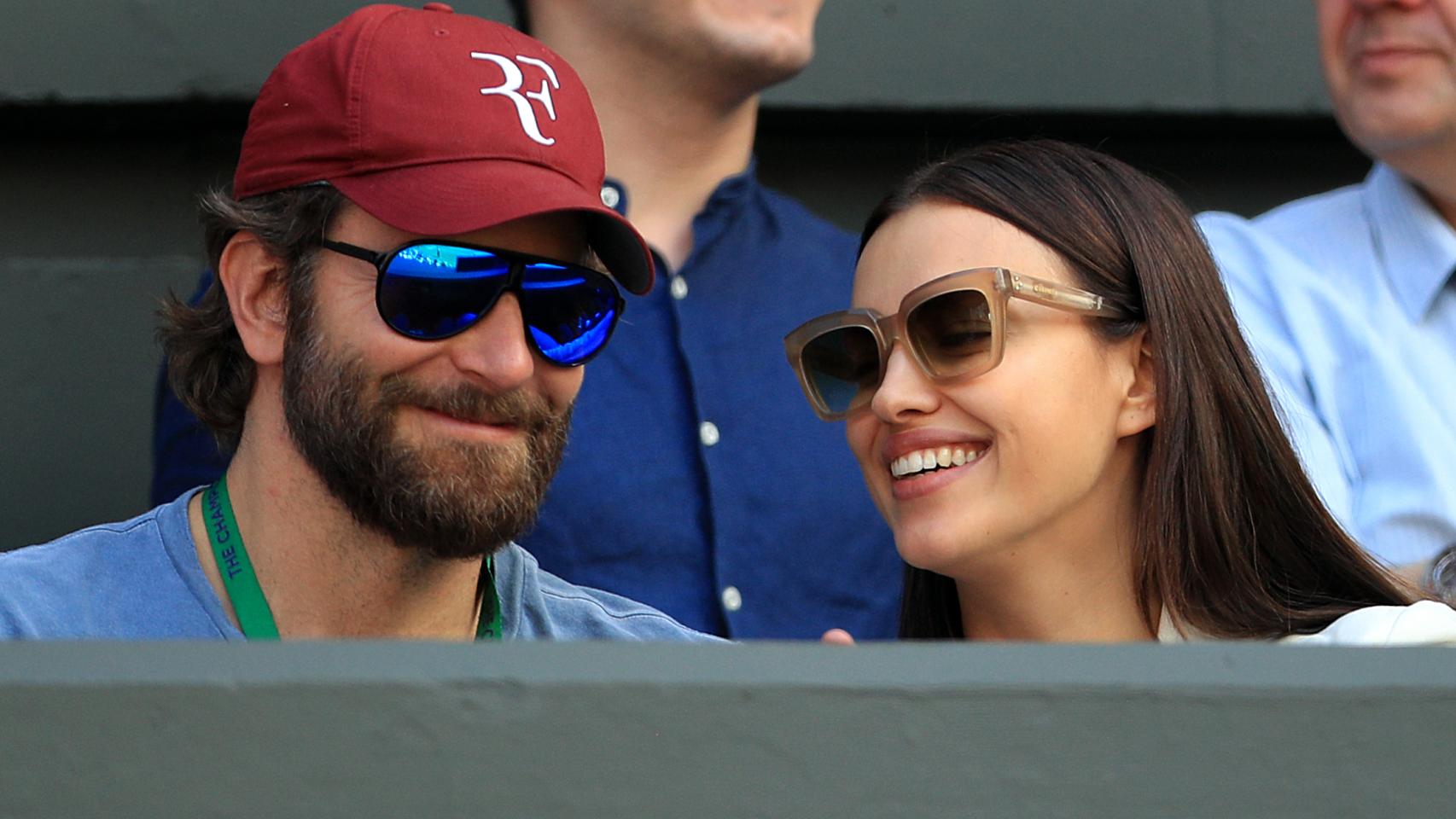 Bradley Cooper e Irina Shayk en un torneo de tenis.