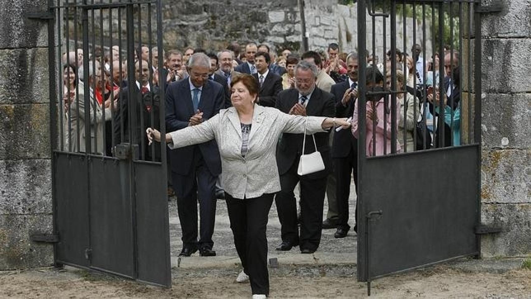 Carmen Avendaño abriendo de par en par el portón de hierro del pazo Bayón, de Laureano Oubiña. Fue un emblema del poder de los narcos gallegos en la década de los 80.  Se trata de una de las propiedades inmobiliarias que se le  arrebataron.