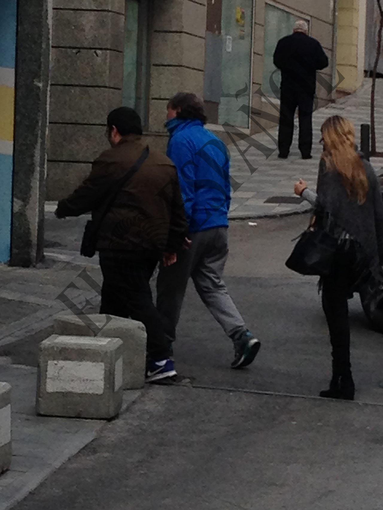 El narcotraficante gallego, antiguo contrabandista de tabaco, entrando al garaje en el que trabaja desde junio de 2015. Este lunes iba acompañado de una mujer y de un compañero que lo sigue allá donde va.