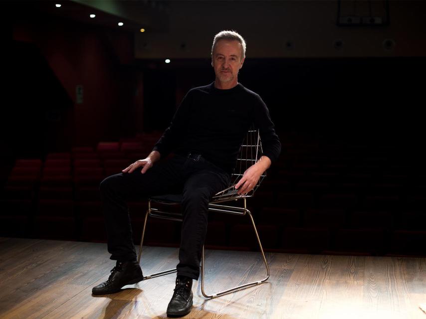 Carlos Hipólito, en el escenario del teatro.