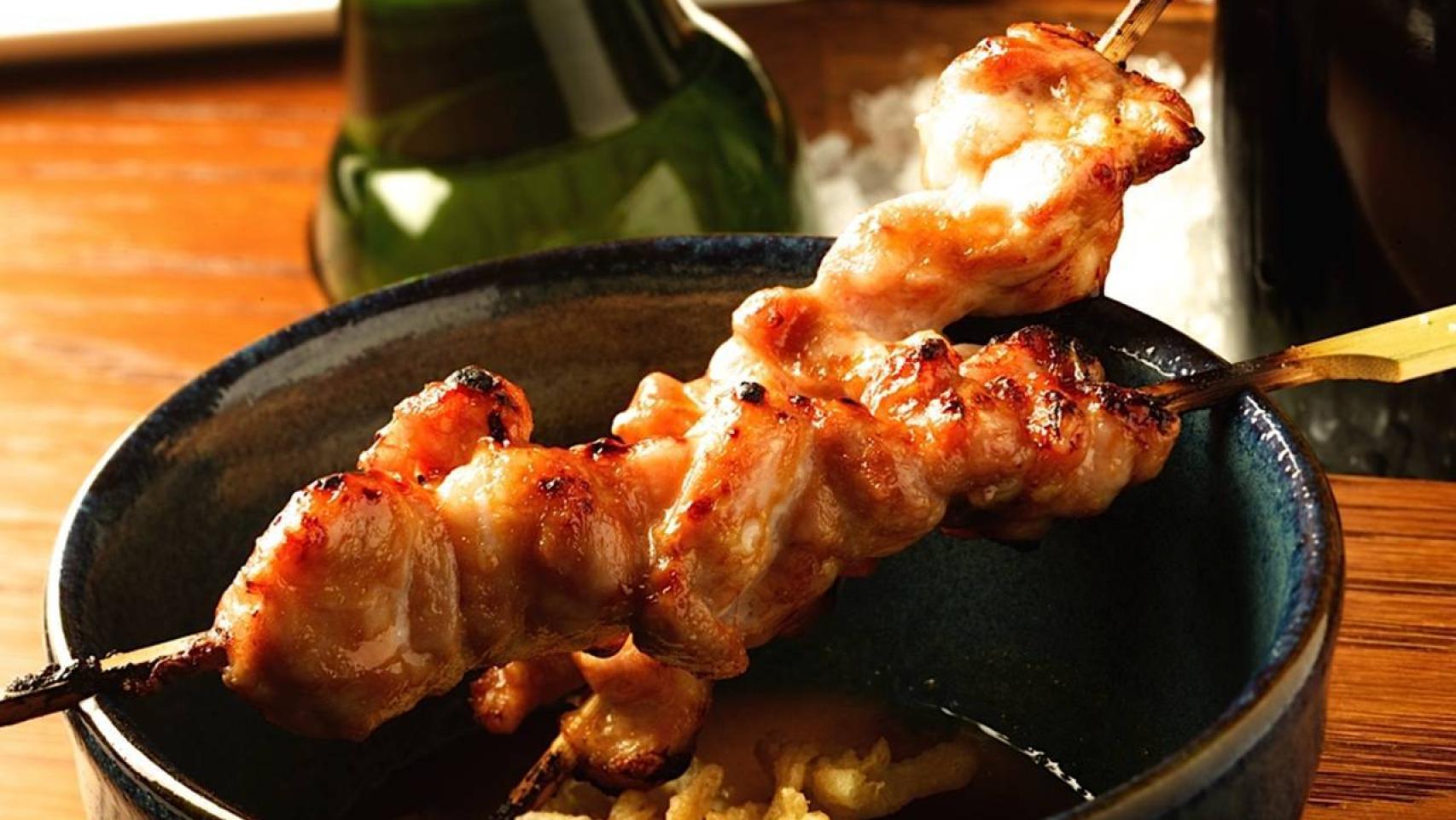 Uno de los platos estrella de su restraurante, las brochetas.