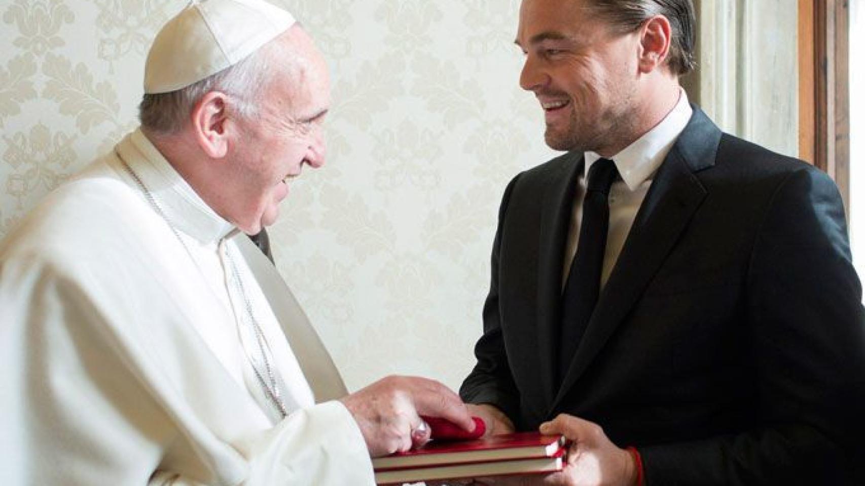 El Papa conel actor  Leonardo Dicaprio.