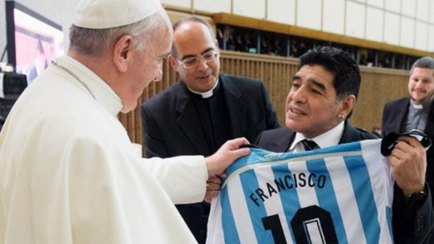 Maradona le regaló una camiseta de la Selección argentina al Papa.