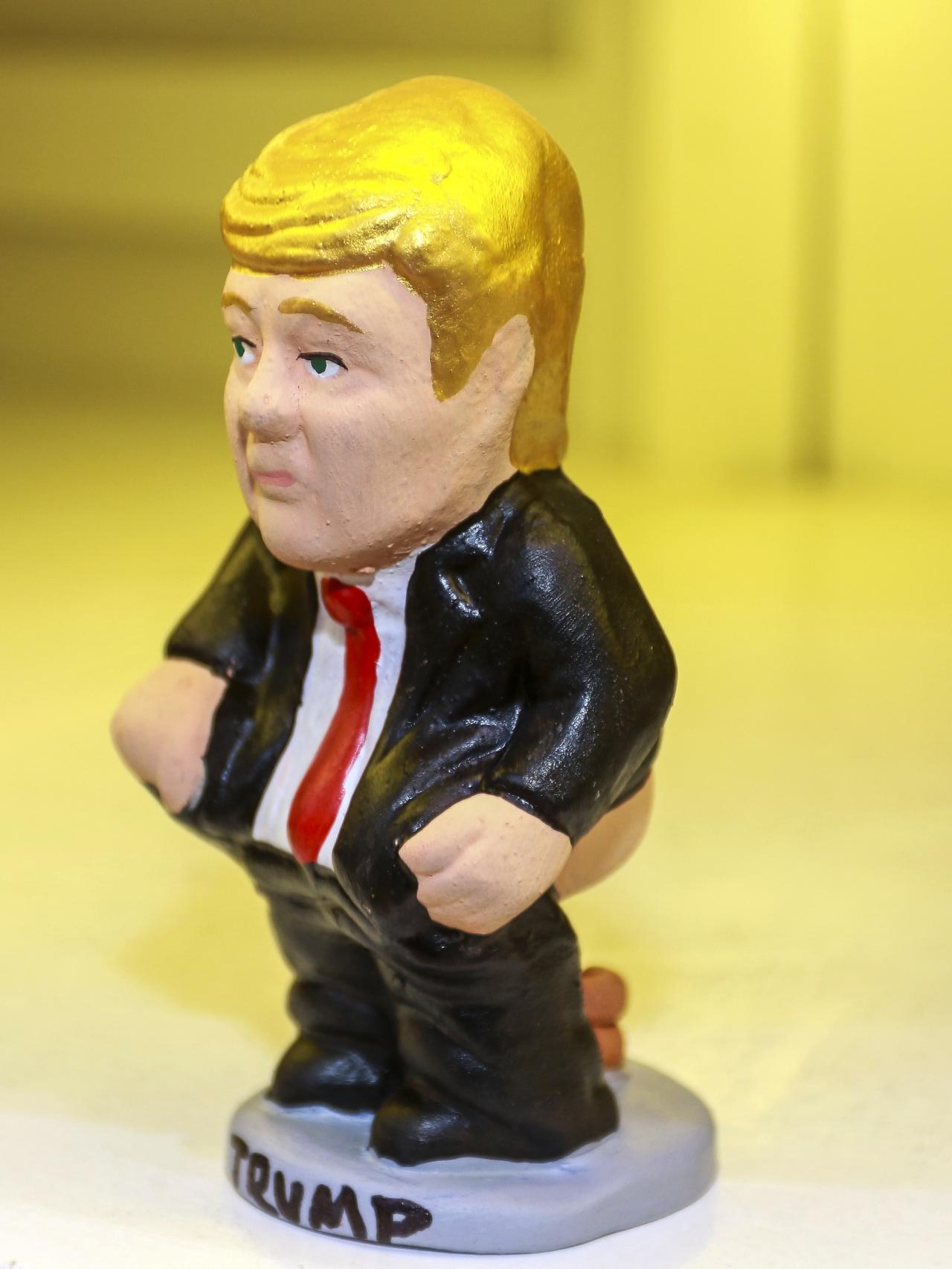 Figura defecando de Donald Trump