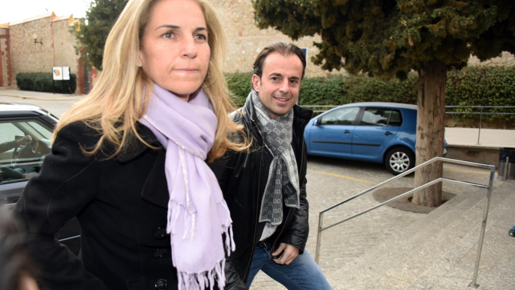 Arantxa Sánchez Vicario llega al funeral de su padre con su marido, Josep Santacana