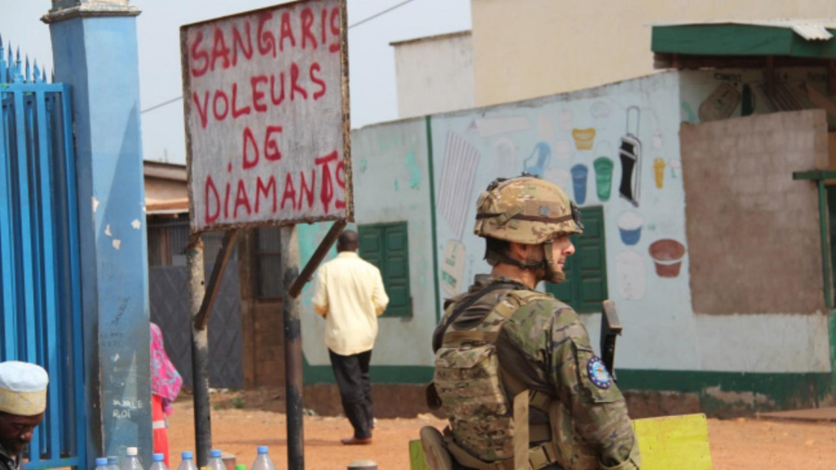 Soldado español junto a un cartel contra la explotación de diamantes en RCA.