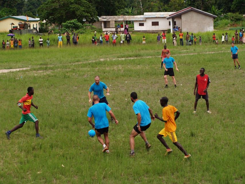 Partido de fútbol entre soldados españoles y la población local.