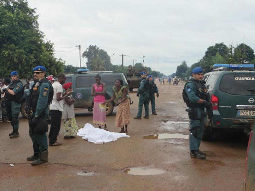 El equipo de la Guardia Civil, en el levantamiento de un cadáver.