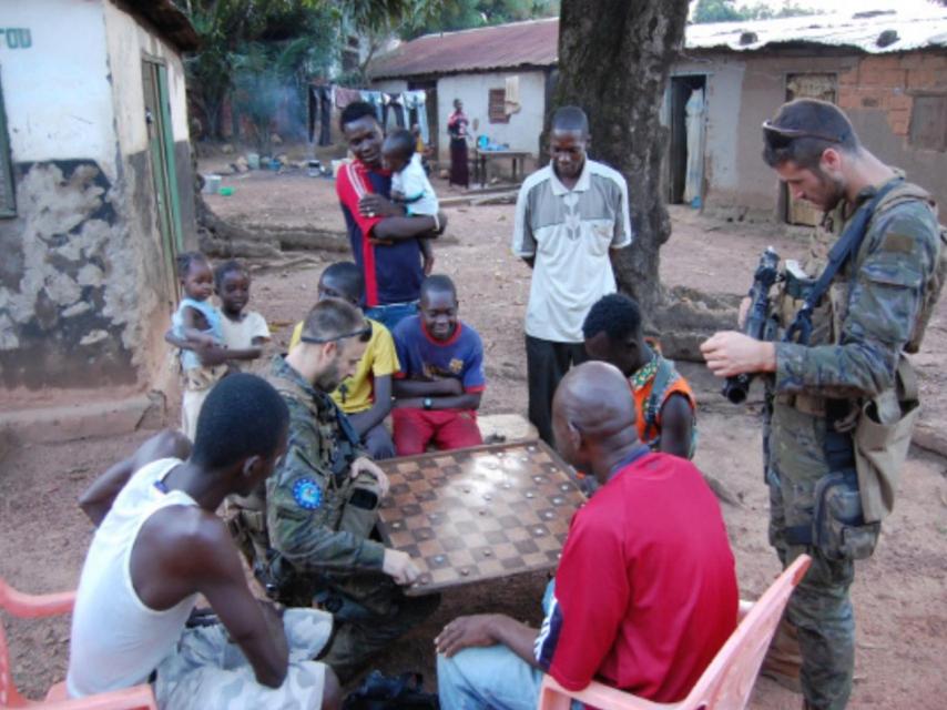 Jugando a las damas en el distrito 3º de Bangui.