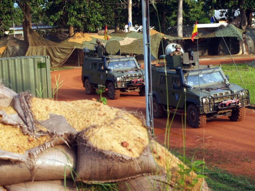 Convoy español en una de las arterias principales de Bangui.