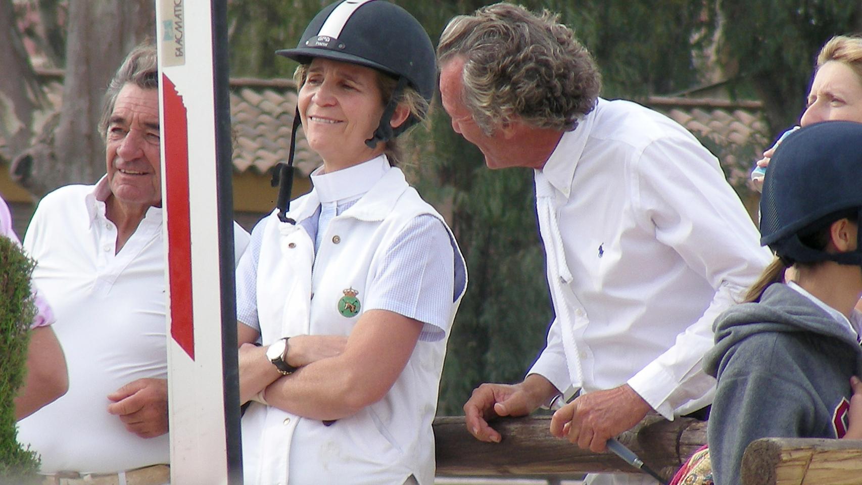 La infanta y Astolfi charlan animadamente durante uno de los campeonatos de Saltos.