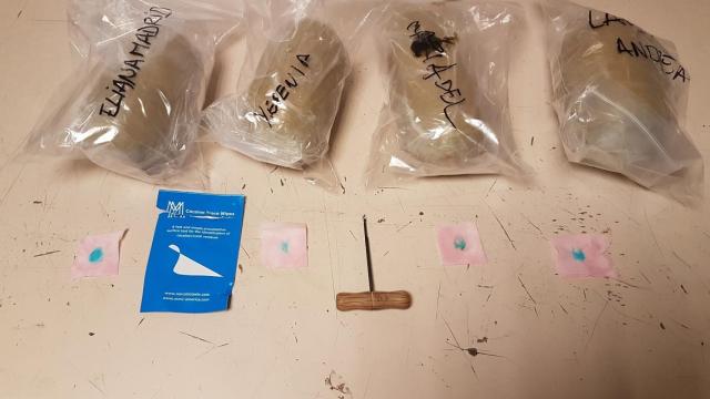 Cuatro de los paquetes con droga que las mujeres transportaban en sus vaginas. Los test se vuelven azules cuando la sustancia es cocaína.