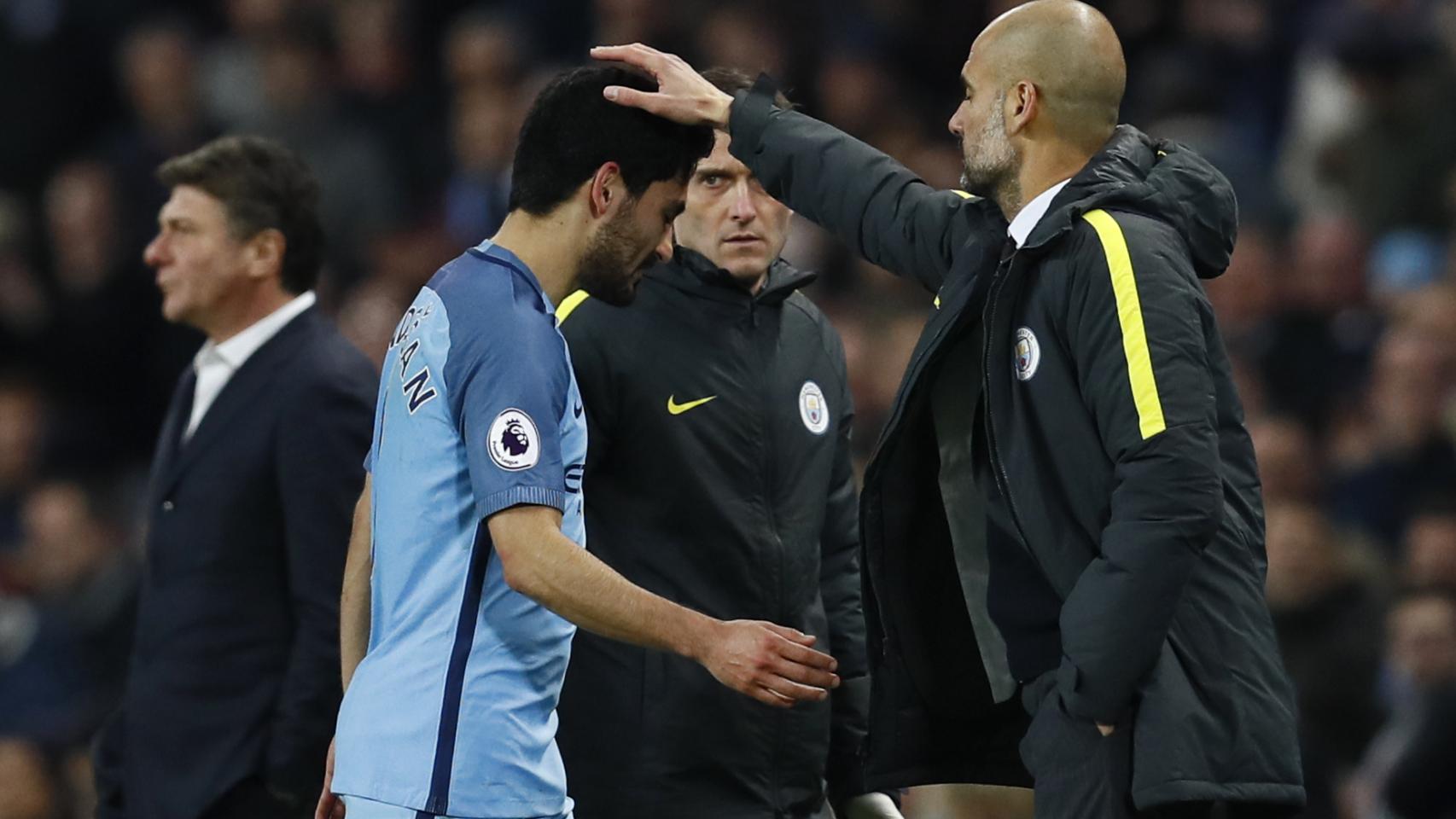 Gundogan se retira, lesionado, el miércoles en el Etihad Stadium.