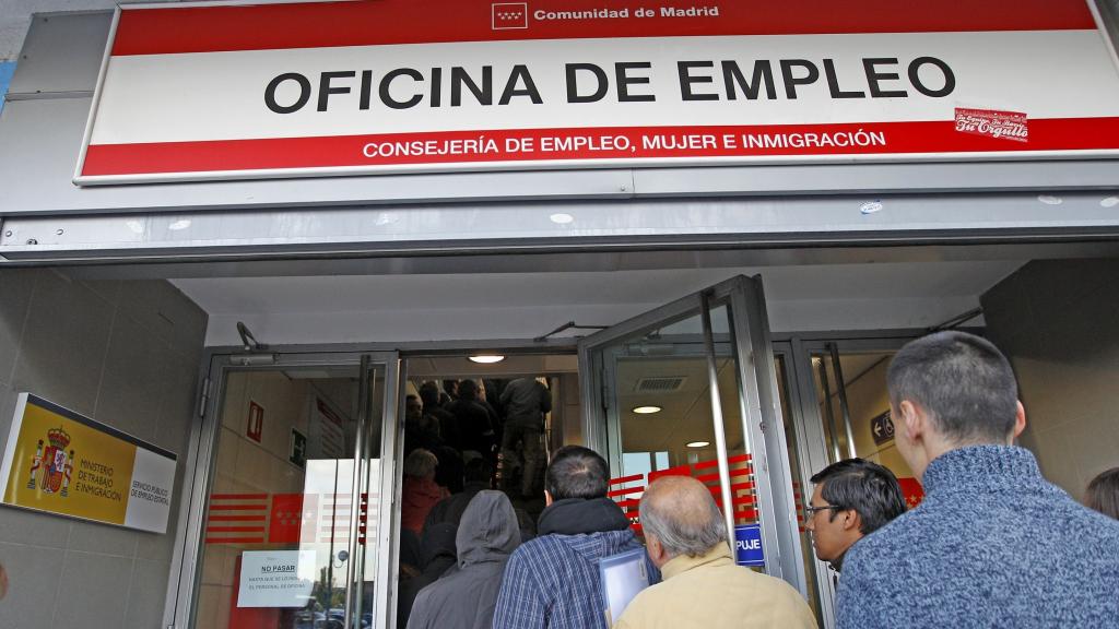 Varios demandantes ante las puertas de una oficina de empleo.