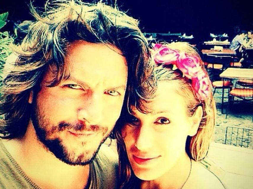 El cantante Manu Carrasco y la periodista Almudena Navalón este verano.