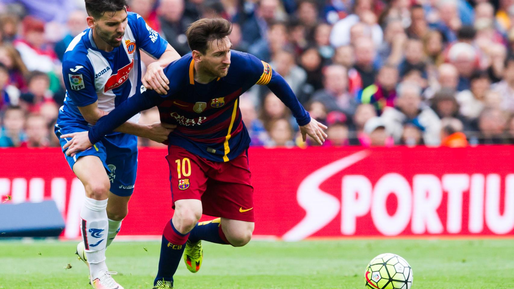 Leo Messi y Víctor Álvarez, durante el Barça-Madrid de la temporada pasada.