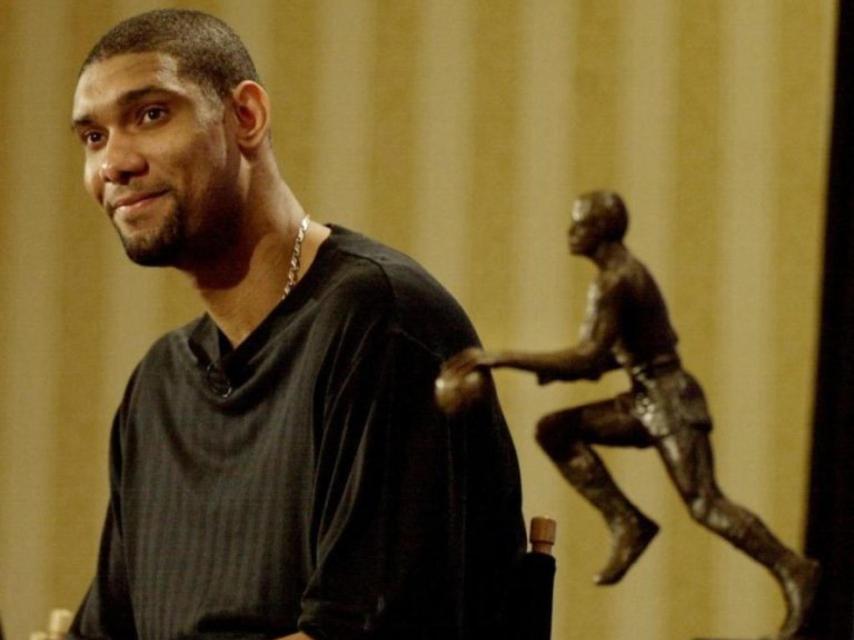 Duncan junto a uno de sus premios MVP.