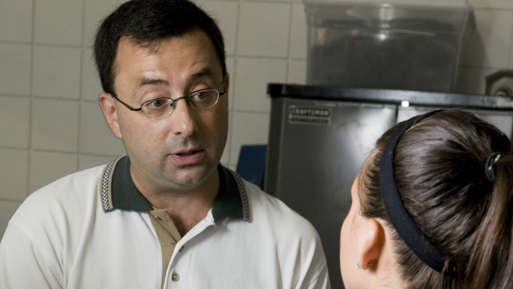 Larry Nassar atiende a una gimnasta antes de Pekín 2008.