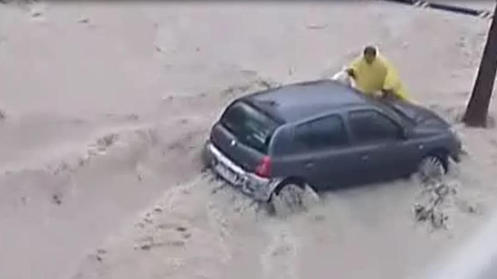 Captura del vídeo donde se ve al hombre que fue sorprendido por una tromba de agua en la cala de Finestrat.
