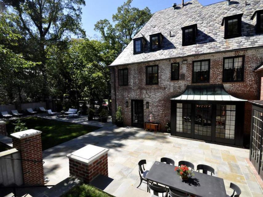 El patio interior y  jardín de la vivienda
