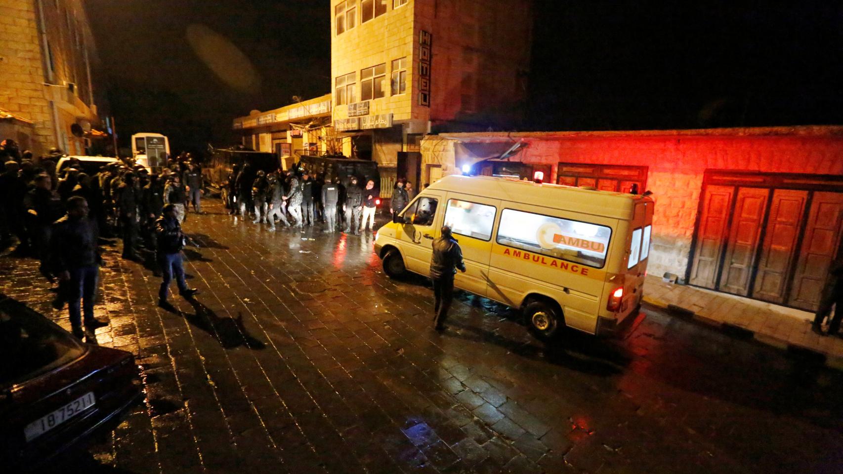 La Policía jordana acordona el exterior de la ciudadela de Karak.