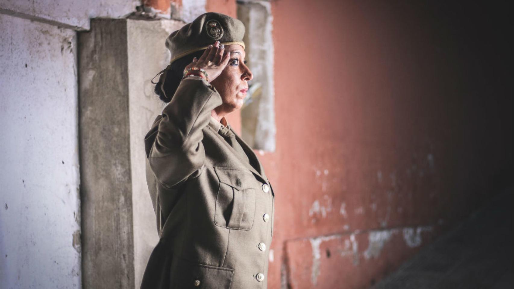 Enero: una mujer posa como militar.