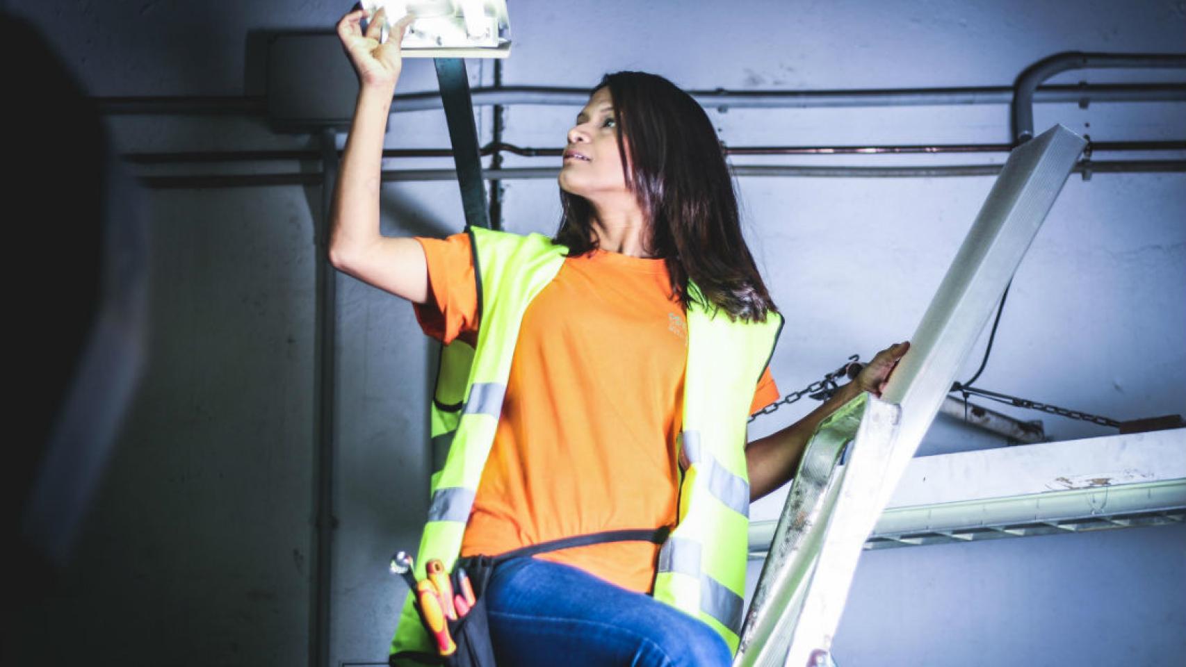 Julio: una mujer posa trabajando como electricista.