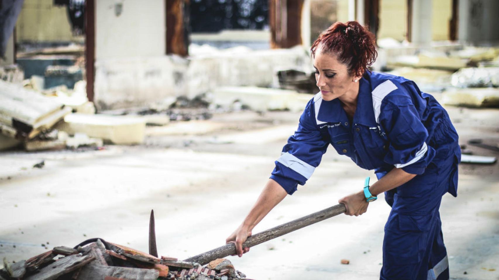 Mayo: una mujer trabajando como albañil.