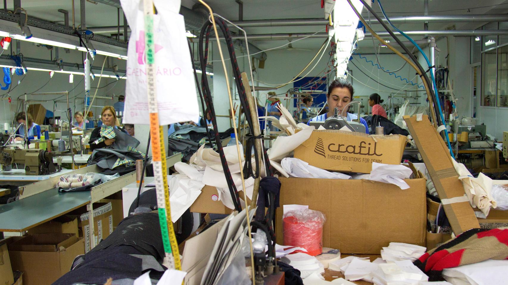 Costureras trabajan en una empresa subcontratada.