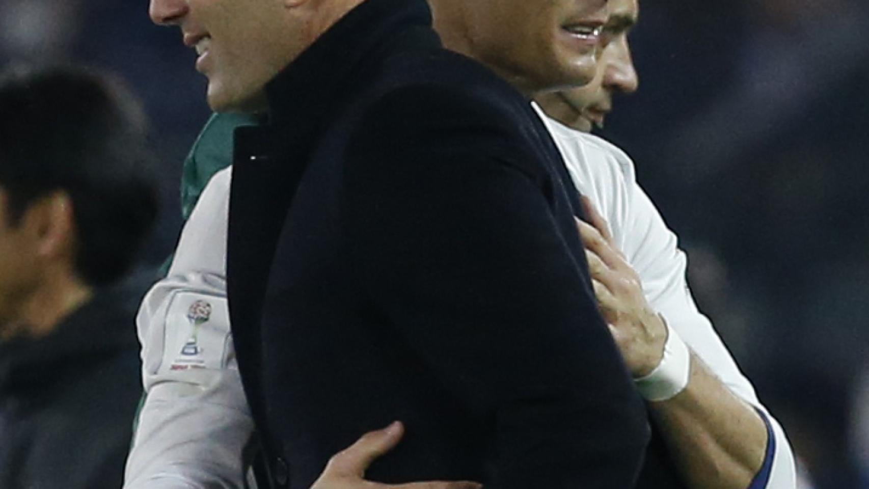 Zidane abraza a Cristiano Ronaldo tras ganar el Mundial de Clubes.